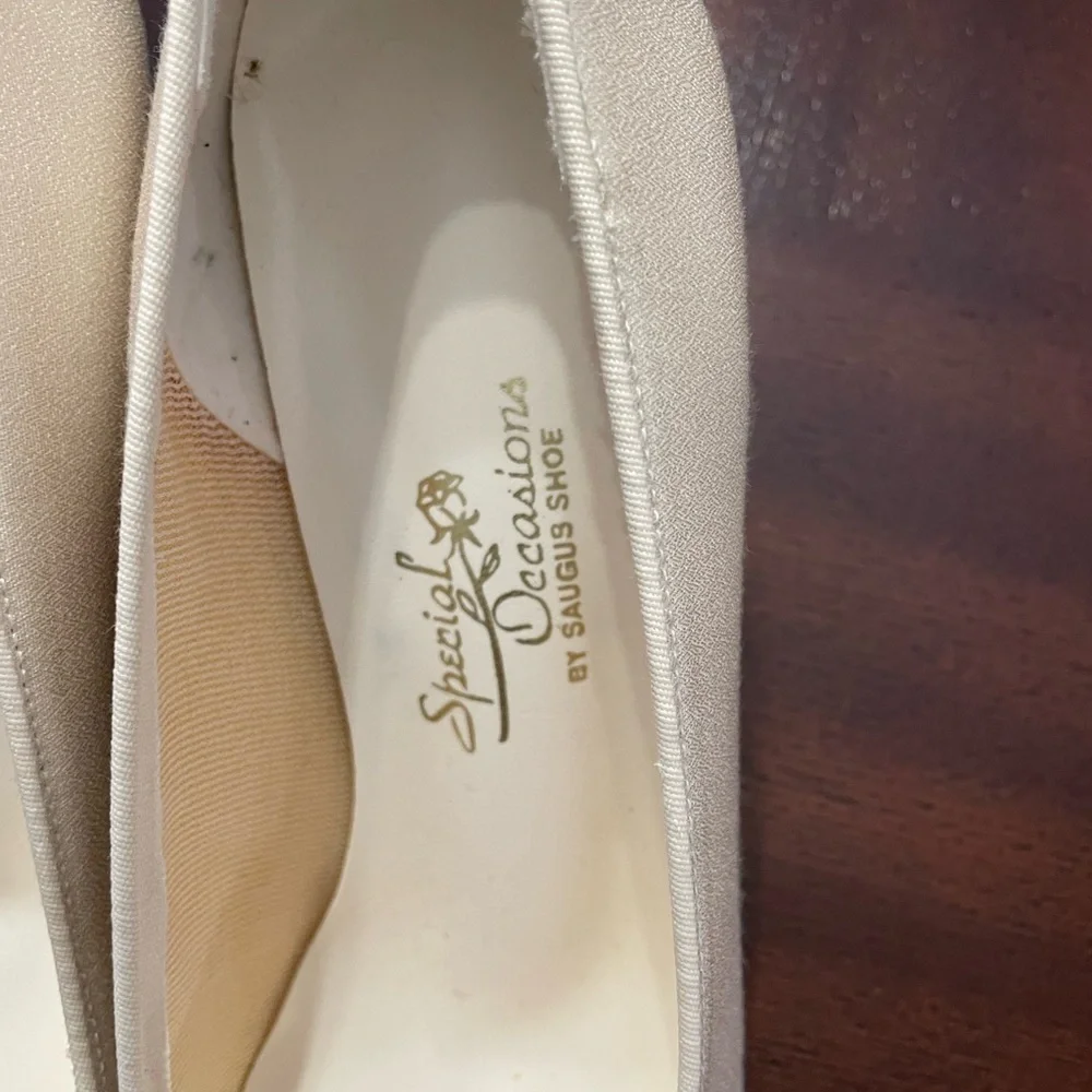 Special Occasion by Saugus . Women’s size 7 Shoes. Pomp, cream Satin.